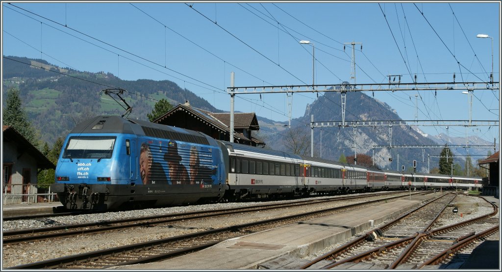 SBB Re 460 076-3 with an IC to Interlaken East in Leissigen. 
09.04.2011