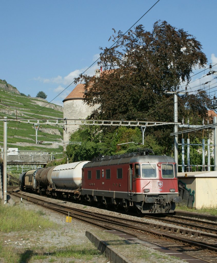 SBB Re 66 11609 with a Cargo train in Rivaz. 
04.08.2009
