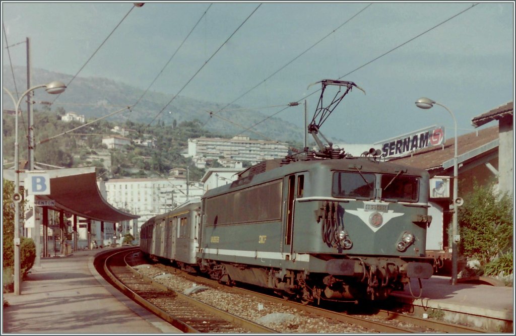SNCF BB 25635 with a local train by  the stop in Menton.
scanned negative/September 1987