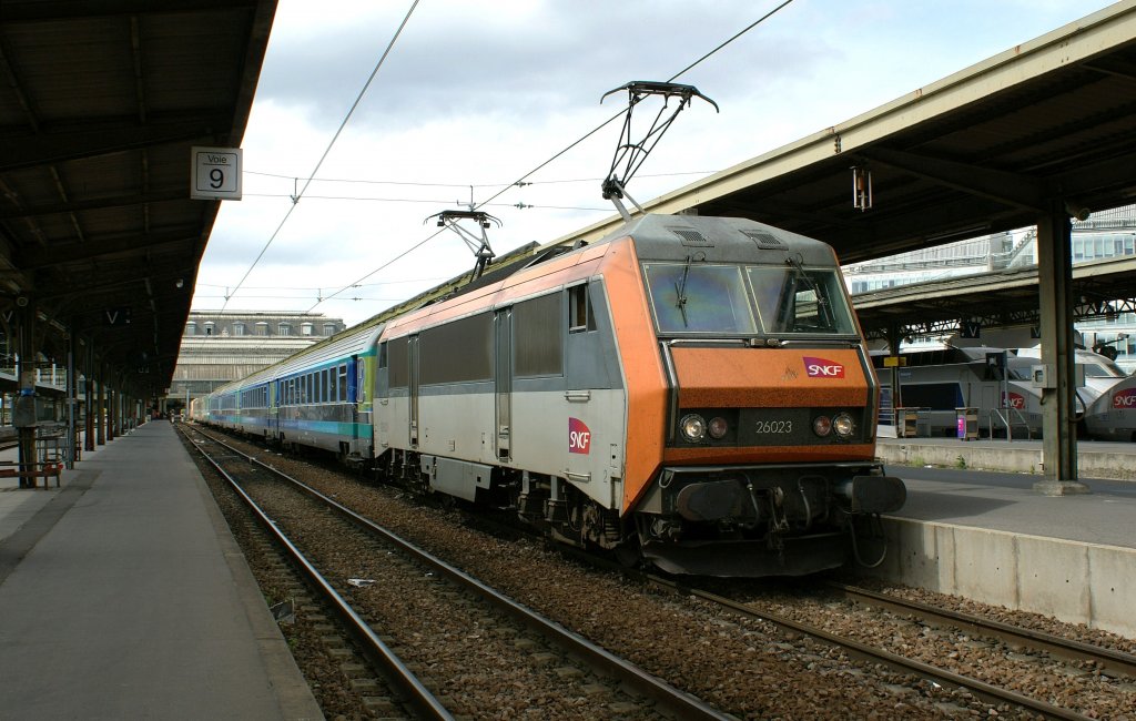 SNCF BB 26023 with a Toz in Paris Gare de Lyon.
30.04.2010
