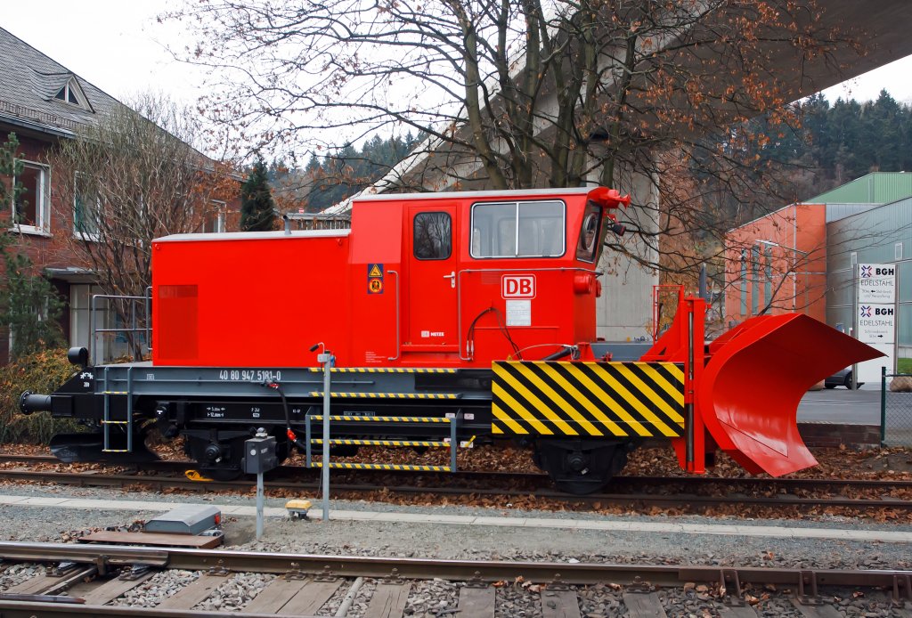 Snow plow BA 851 (made by Beilhack) of the DB Netz AG, heavy auxiliary vehicle 40 80 947 5181-0, here parked on 26.11.2011 in Siegen-Eintracht.