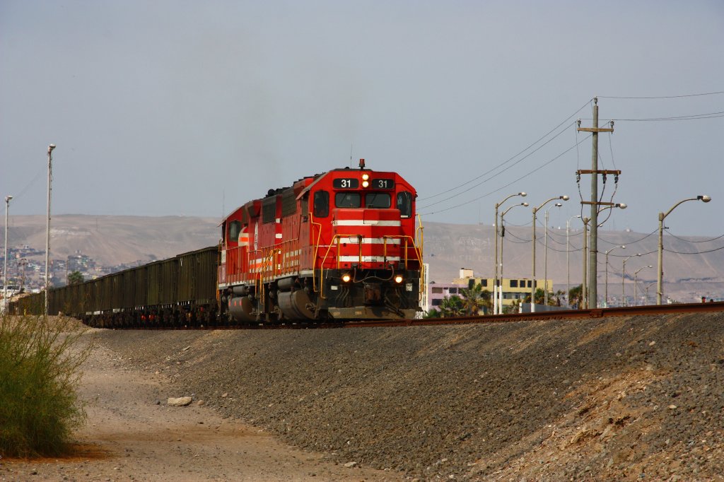 SPCC 31 & 33 ( both GP40 ) have rolled through Ilo and are now on their way towards the smelter.