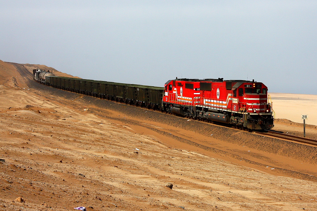 SPCC 61 ( SD70 ) and 32 ( GP40 ) descend from the desert to the sealevel