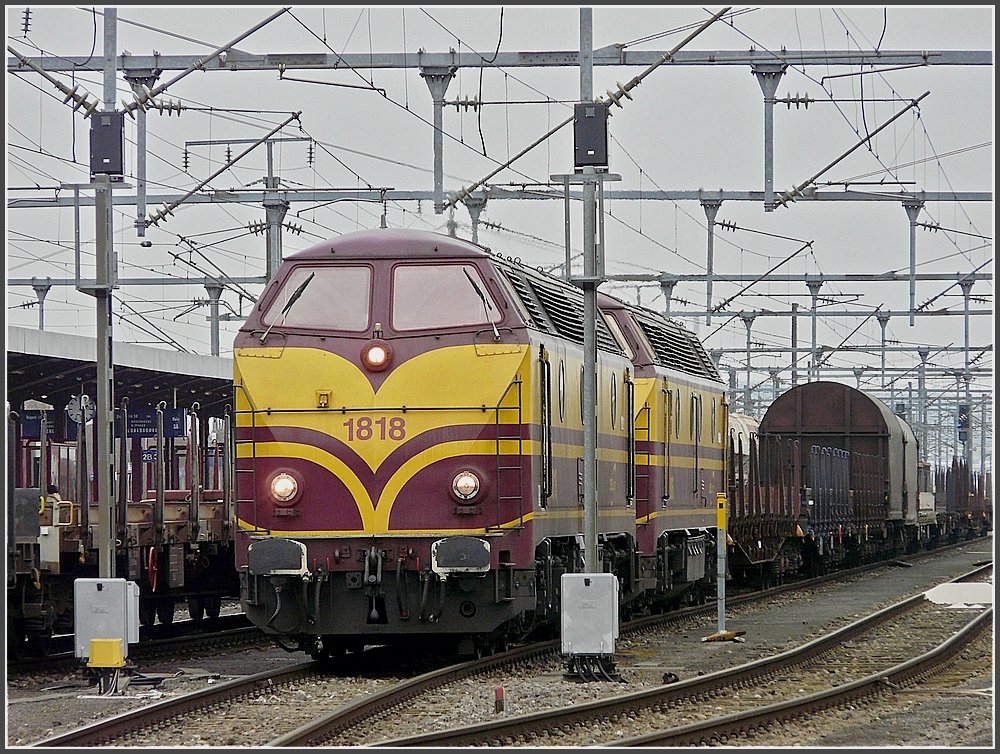 Srie 1800 double header is hauling a freight train through the station of Ptange on February 24th, 2009.