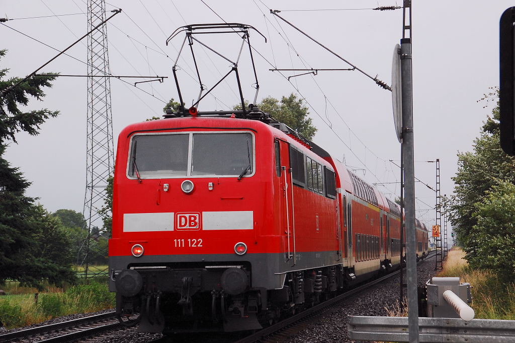 Straight after the railroadcrossing Herrather Linde is this photo taken, it shows an regionale expresstrain from Aachen to Dortmund, which is pushed by the german class 111 122 electric locomotive on sundayafternoon 24th. of june 2012