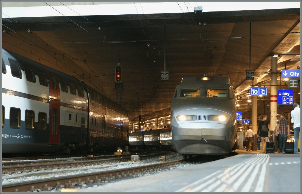 TGV Lyria in Bern is about to leave to Paris. 
29.06.2011