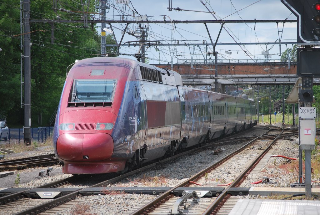 Thalys 4302 Cologne-Paris running through Welkenraedt station in May 2009 (with special Ren Magritte Museum logo)