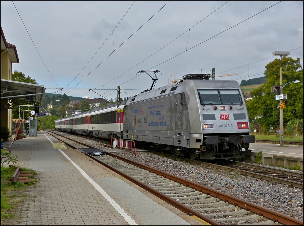 The 101 028-9 is hauling a IC Zrich - Stuttgart through the station of Engen on September 15th, 2012.