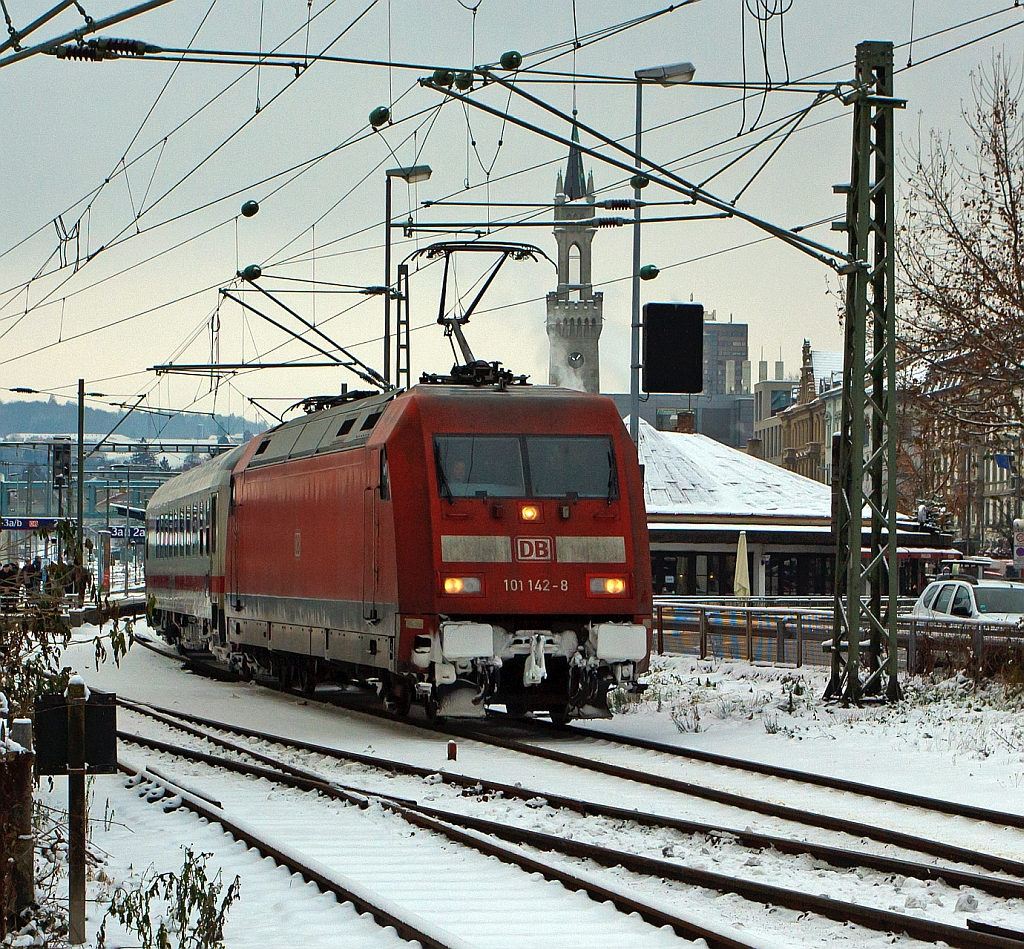The 101 142-8 with the IC 2370  IC Schwarzwald  (Black Forest) on 08.12.2012 in Kontanz towards Hamburg-Altona.
