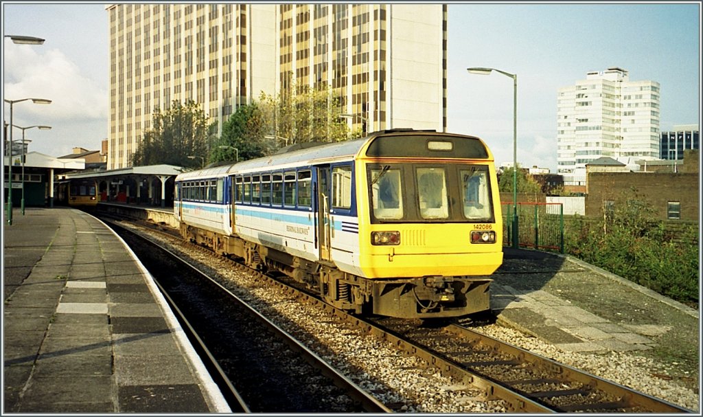 The 142 086 is leaving the Queen Street Station of Cardiff. 
(November 2000/ scanned negative)