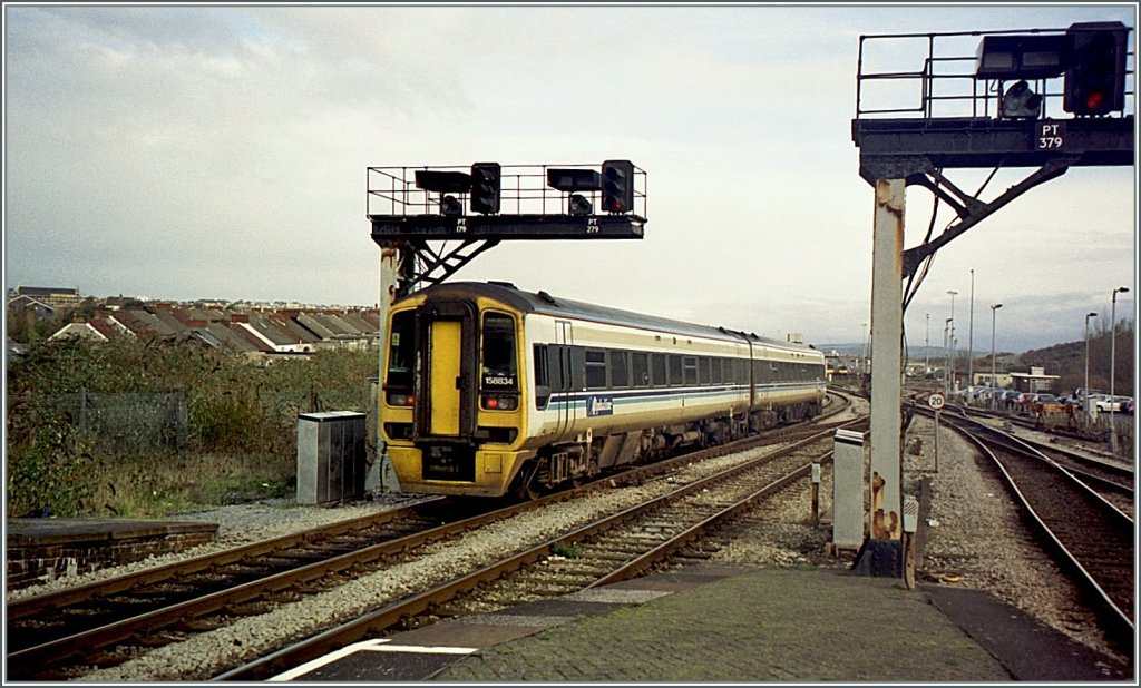 The 158 834 is leaving Abertawe.
(November 2000/Picture from photo CD)