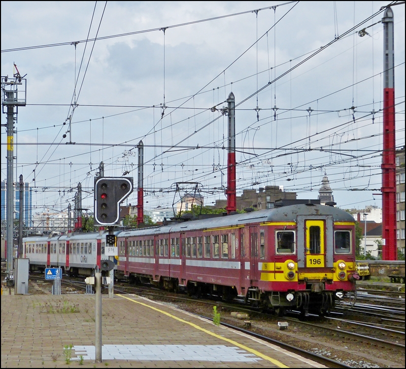 The AM 62 196 togehter with a AM City Rail is entering into the station Bruxelles Midi on June 22nd, 2012.
