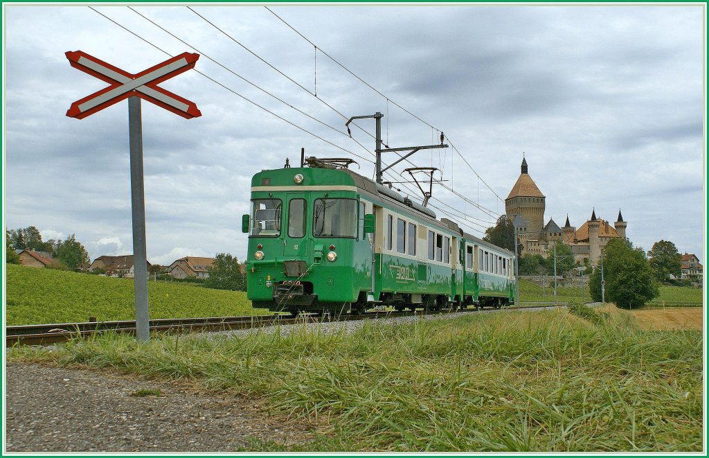 The BAM Be 4/4 N 11 and a Bt by the Castle of Vullens. 24. 07.2009