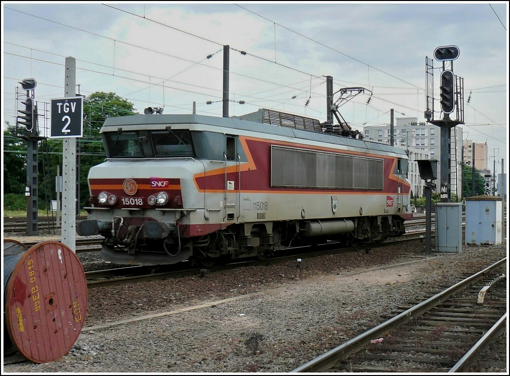 The BB 15018 is running through the station of Metz on June 22nd, 2008.