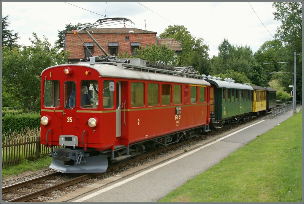 The Bernina RhB ABe 4/4 N 35 on the way to Chamby by the Blonay Castle Station. 
11.06.2011