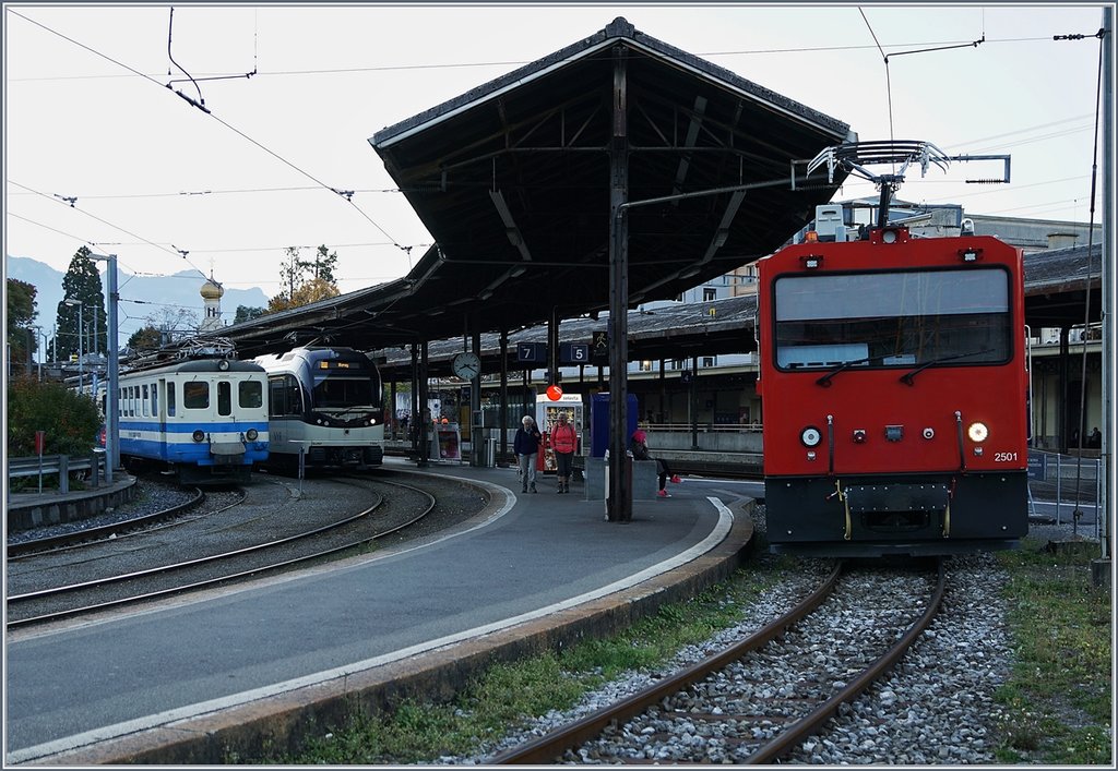 The CEV MVR Hem 2/2 2501, the ABeh 2/6 and two MOB Be 4/4 in Vevey.
18.10.2017
