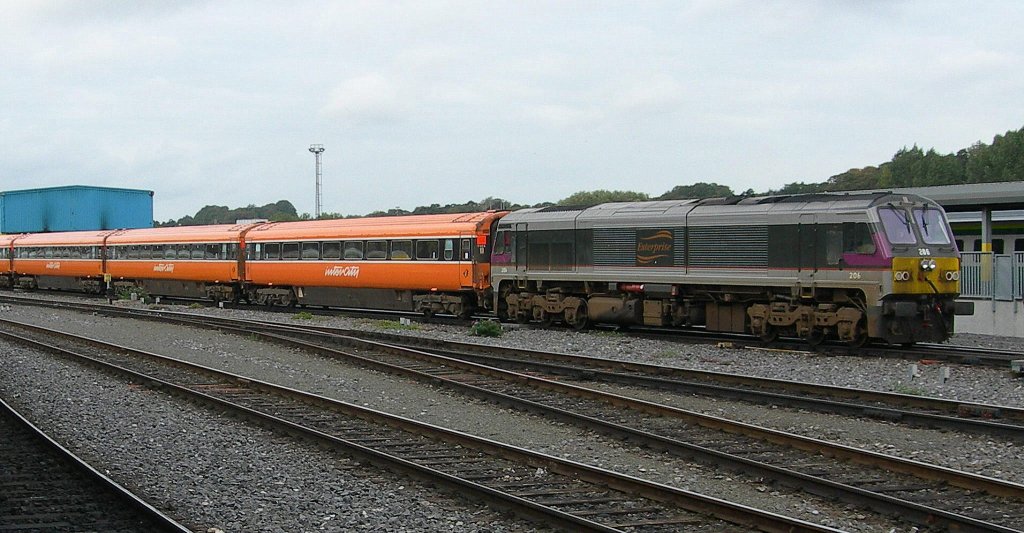 The Class 206 in the Enterprise colours with an Intercity is arriving in Dublin Heston Station. 
08.10.2006