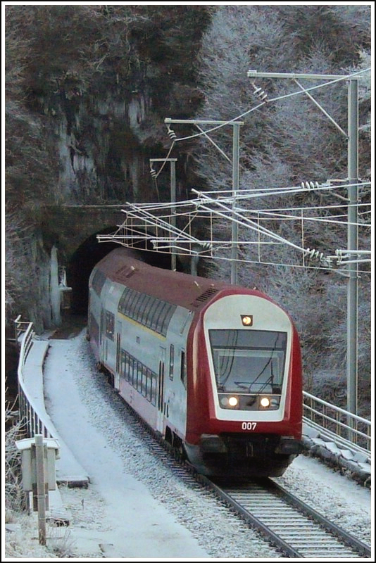 The control car 007 is heading the IR 3712 Luxembourg City - Troisvierges on the Sre bridge near Goebelsmhle on the cold December 23rd, 2007.