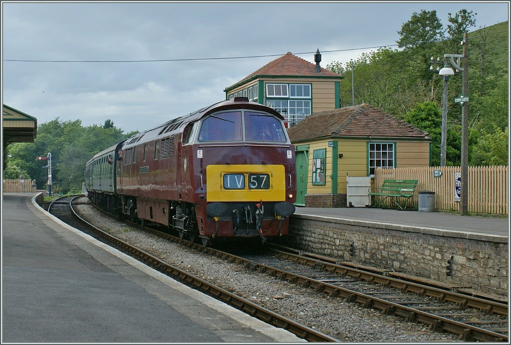 The D 1662 (Class 52) Western Courier by the Swanage Diesel Gala by the stop in Corfe Castle.
08.05.2011