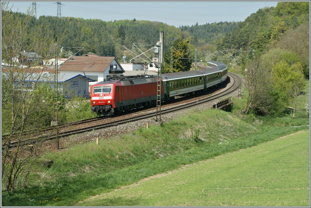 The DB 120 125-0 with an IC Stuttgart - Zrich by Engen.
22.04.2011