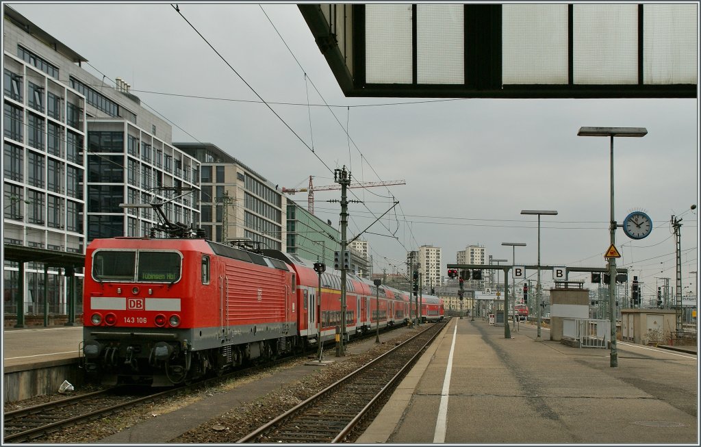 The DB 143 106 with an RE to Tbingen is leaving Stuttgart Hbf.
30.03.2012 