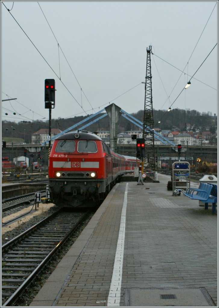 The DB 218 475-2 is arriving at Ulm Main Station.
16.11.2010