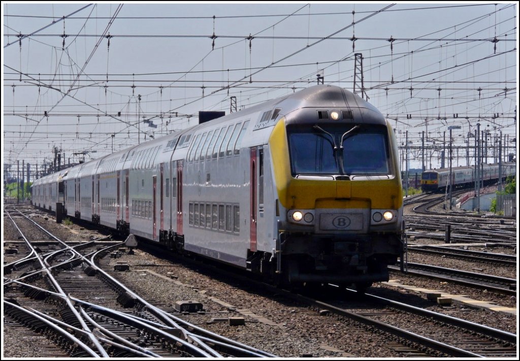 The double IC from Blankenberge and Knokke is entering into the station Bruxelles Midi on May 30th, 2009.