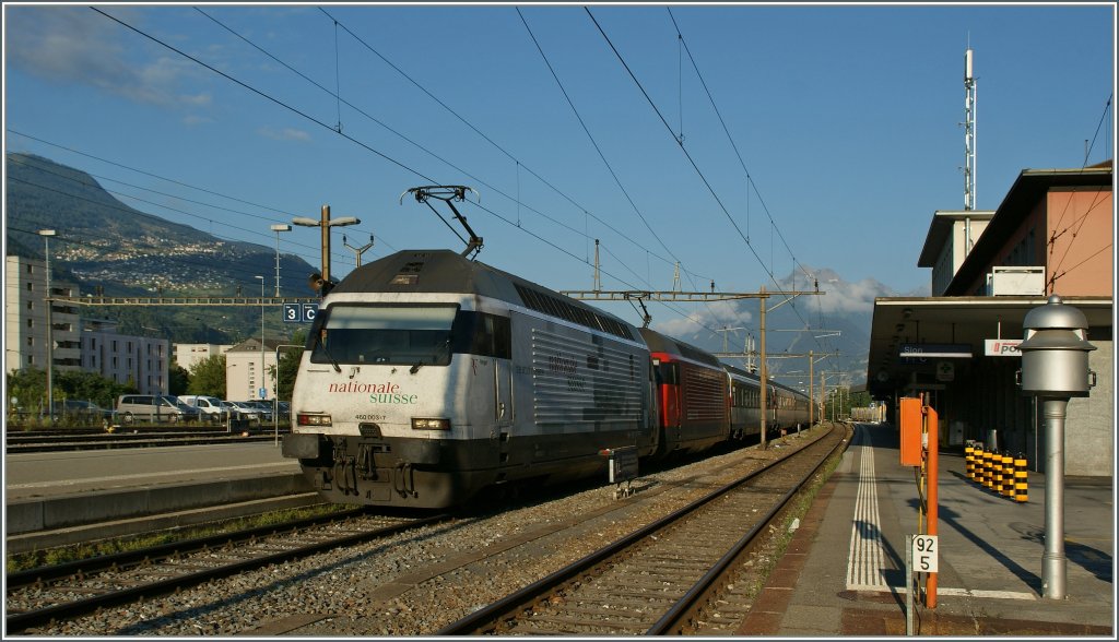 The  Federer  Re 460 003-7 an an other one are arriving at the Sion Station.
22.07.2012