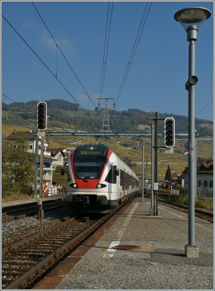 The Firt 523 018 to Allaman is approching Cully Station.
22.10.2011