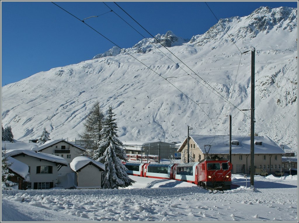 The Glacier Express 910 to St. Moritz is leaving Andermatt.
12.12.12