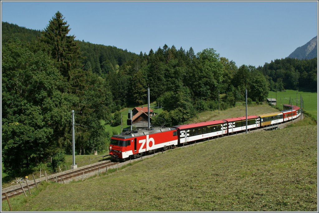 The HGe 101 with the IR 2220 from Luzern to Interlaken between Lungern and Brnig Hasliberg by Kppeli. 
20.08.2012  