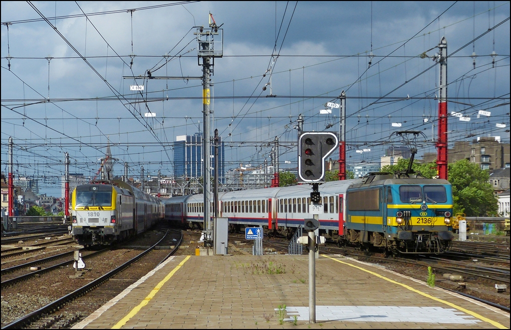 The HLE 2136 with I 10 wagons is arriving in Bruxelles midi, while the HLE 1810 is leaving the station with bilevel cars on June 22nd, 2012.