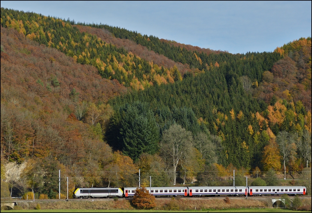 The IR 112 Luxembourg City - Liers is running through Drauffelt on October 22nd, 2012.