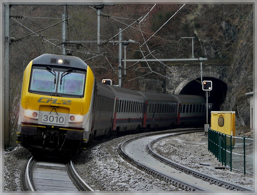 The IR 115 Liers - Luxembourg City is leaving the Kirchberg tunnel just before arriving at the station in Kautenbach on December 25th, 2007.