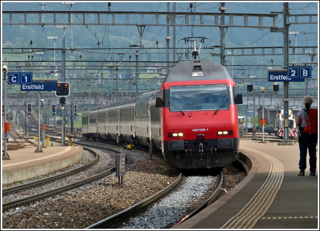 The IR 2182 from Gschenen is arriving in Erstfeld on May 24th, 2012.