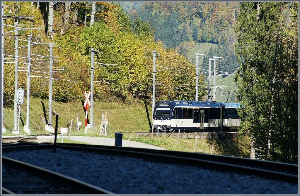 The MOB Alpina locla train (ABe 4/4 9304 - A -B - Be 4/4) 2221 is arriving at Les Cases.
11.10.2017