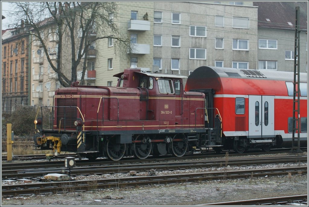 The  old red  DB 364 533-0 in Ulm. 
09.12.2008