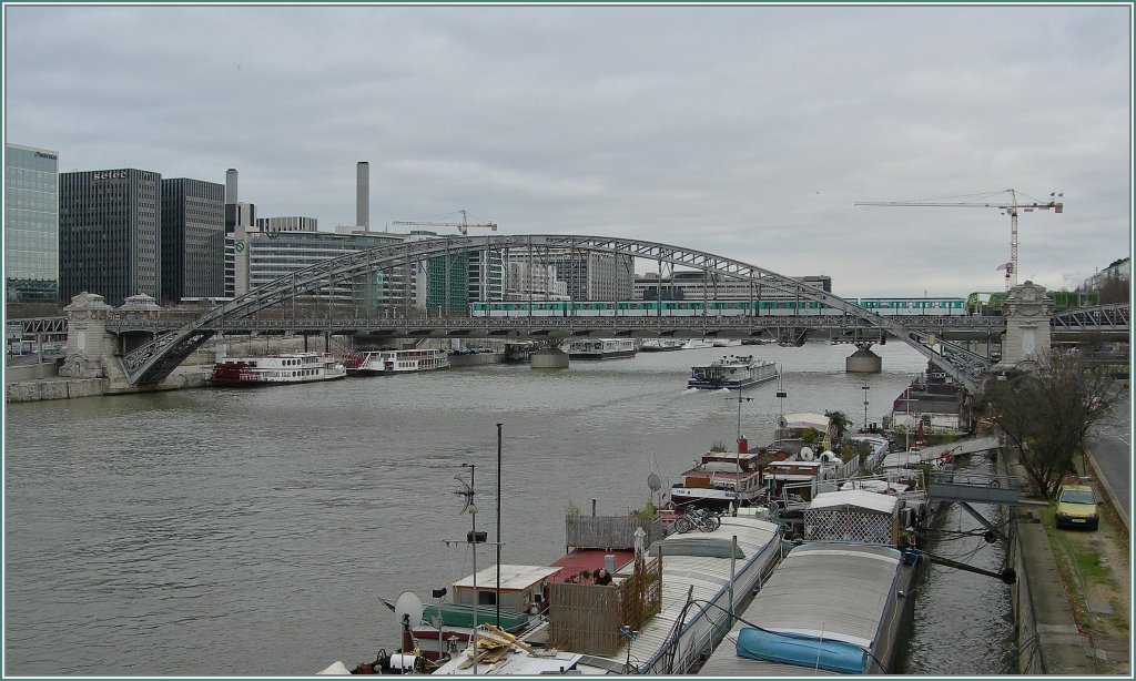 The Paris Mtro (RATP) on the Bridge over the Seine. 
20. 01.2008