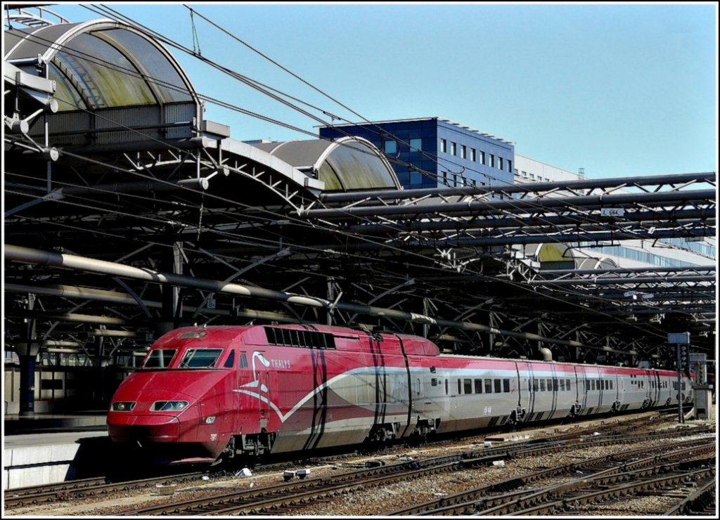 The PBA Thalys 4537 is waiting for passengers in Bruxelles Midi on May 30th, 2009.
