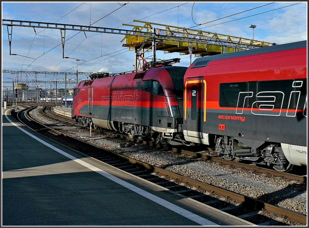 The railjet is leaving the main station of Zrich on December 27th, 2009.