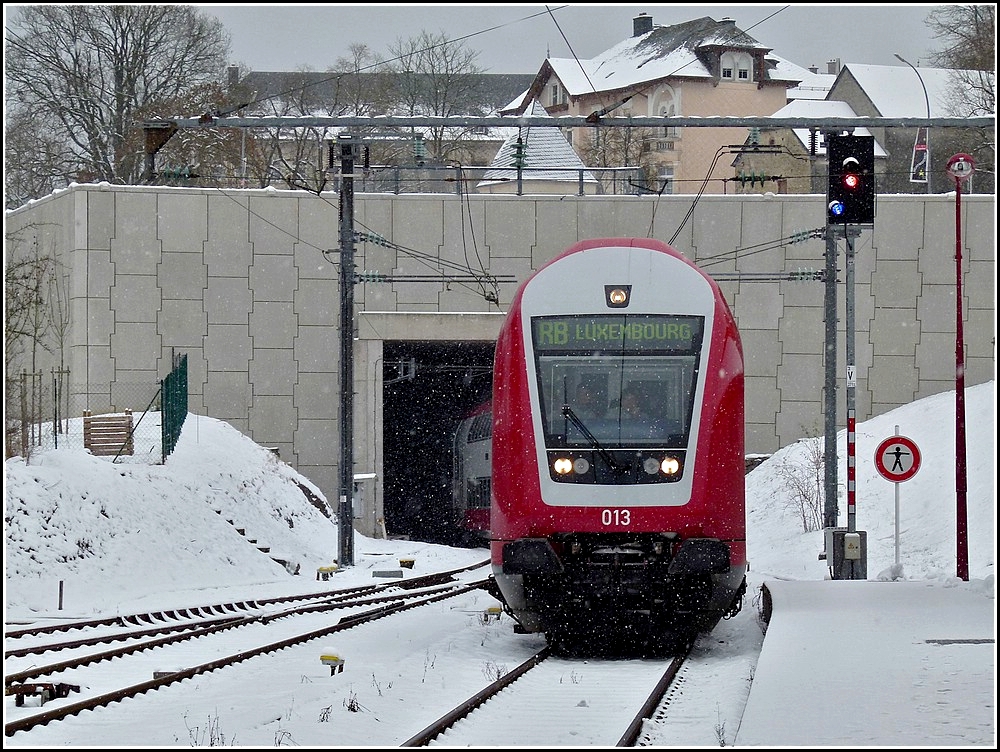 The RB 3210 is entering into the station of Wiltz on December 5th, 2010.