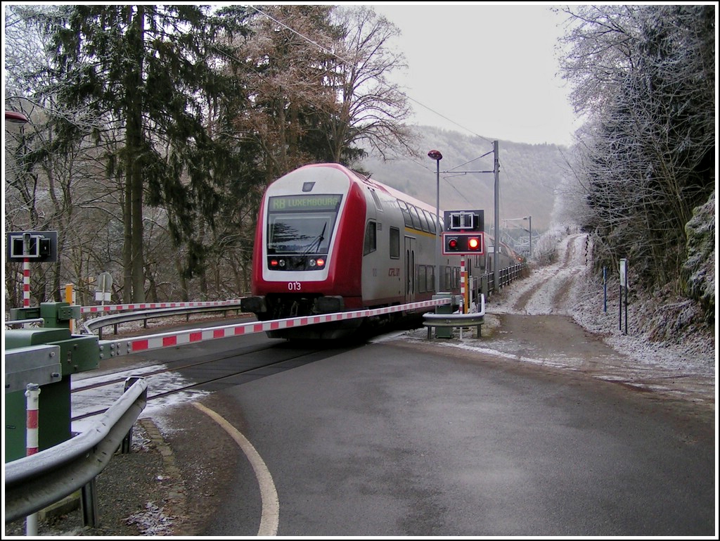 The RB 3339 Wiltz - Luxembourg City is running through Kautenbach on December 25th, 2007.