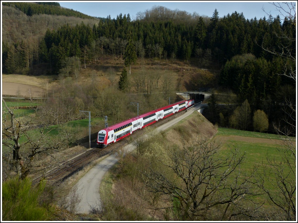 The RE 3766 Luxembourg City - Troisvierges is running through Lellingen on March 27th, 2012.