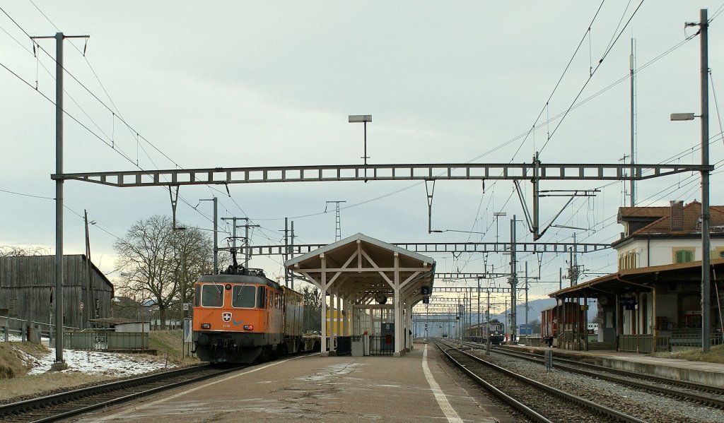 The Re 4/4 II 11320 pushes the Ir-Cargo to Daillens. 
