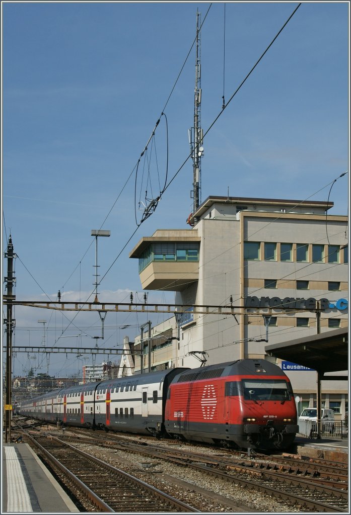 The SBB Re 460 038-3 is arriving at Lausanne with his IC from Geneva to St Gallen. 
10.03.2011