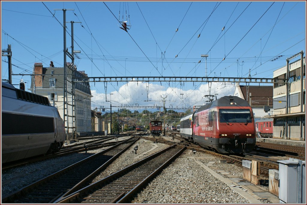 The SBB Re 460 094-6  Mobility  with an IR is arriving at Lausanne. 
01.10.2010