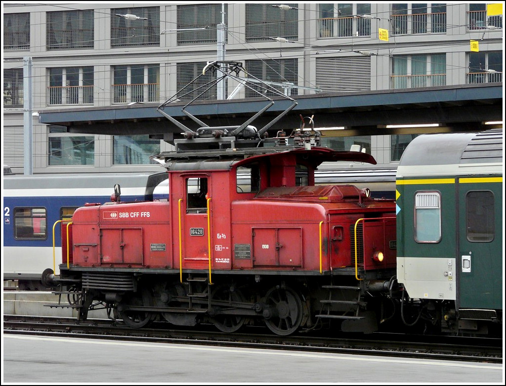 The SBB shunter engine Ee 3/3 16428 is running through the station of Chur on December 23rd, 2009.