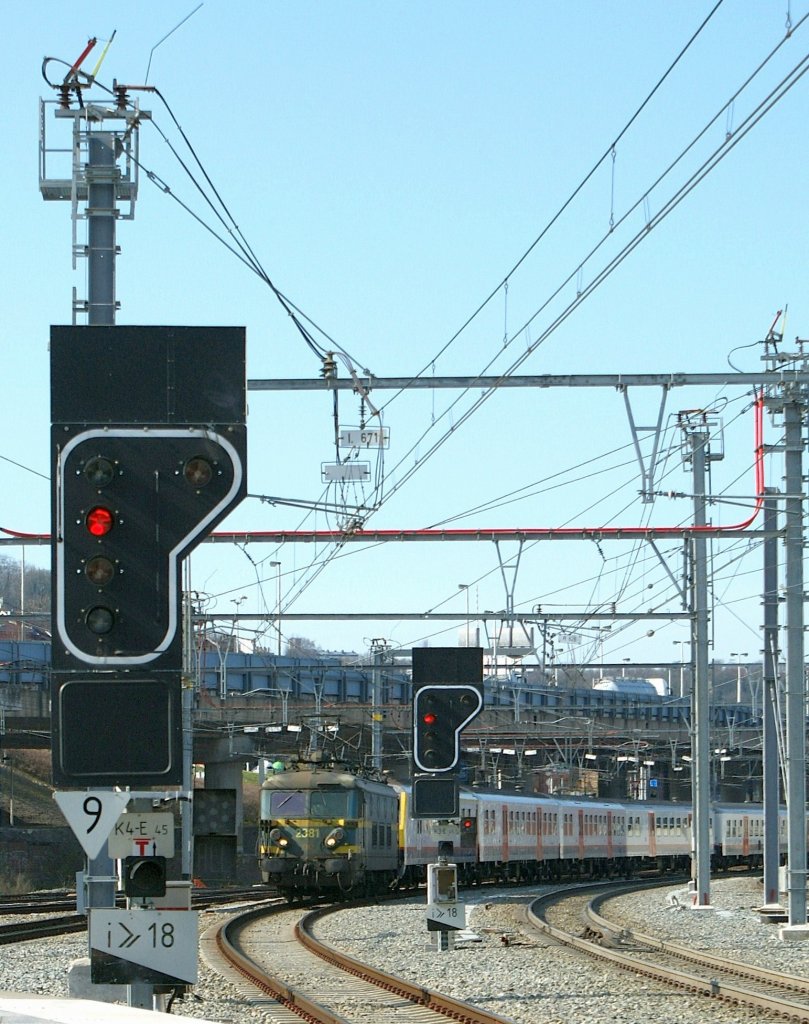 The SNCB 2318 pushes an IC over the ramp by Lige. 
30.03.2009
