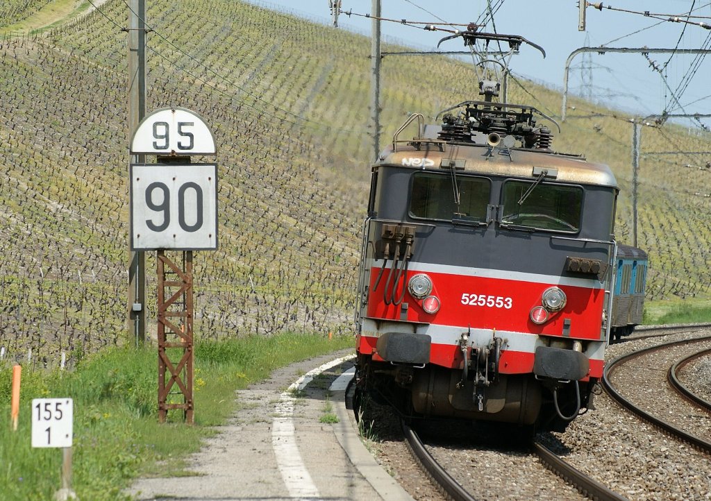 The SNCF  BB 25 546 pushes his local train to Geneva. Picture toked by Russin (Switzerland) on the 01.05.2009.