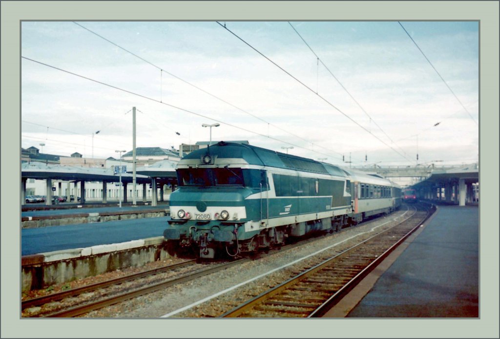 The SNCF CC 72 080 is leaving Mulhouse with a  Coraille  to Paris Est
scanned negative/31.01 2000